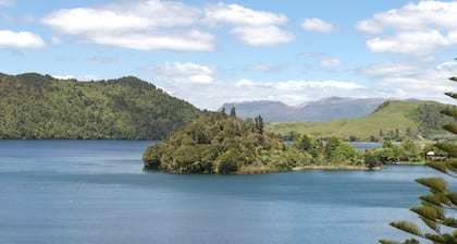 Fantastischer Blick auf den See und die Berge sowie ein Whirlpool