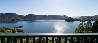 Fantásticas vistas al lago y a la montaña, además de piscina spa