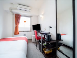 Espacio para trabajar con laptop, wifi gratis y ropa de cama