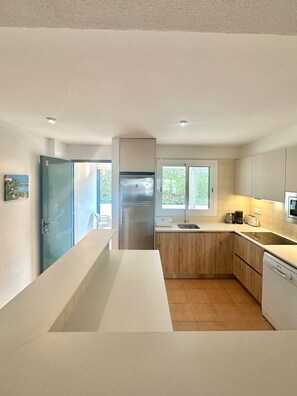 Fridge, microwave, oven, stovetop - Villa Beatriz with Sea View, Wi-Fi, Garden, Terrace & Pool; Parking Available (Sant Tomas)