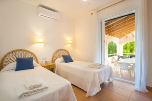 4 bedrooms, iron/ironing board, free WiFi, bed sheets - Villa Beatriz with Sea View, Wi-Fi, Garden, Terrace & Pool; Parking Available (Sant Tomas)