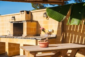 Outdoor dining - Cosy Wooden Cabin among Greenery - Casa Las Tres Hermanas (Conil de la Frontera)
