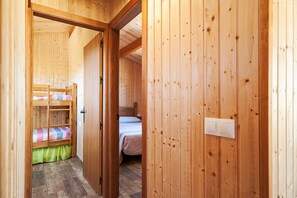 2 bedrooms, iron/ironing board, free WiFi, bed sheets - Cosy Wooden Cabin among Greenery - Casa Las Tres Hermanas (Conil de la Frontera)