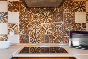 Køleskab, mikrobølgeovn, ovn, kogeplade