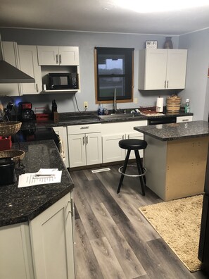 Fridge, microwave, oven, stovetop - The Farmhouse...only in town! (Sergeant Bluff)