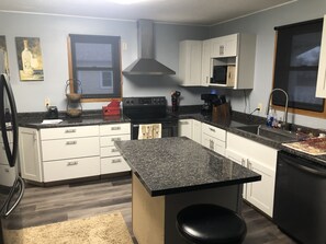 ثلاجة، ميكروويف، فرن، موقد طهي مسطح