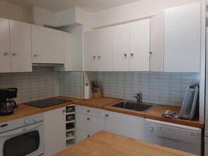 ثلاجة، ميكروويف، فرن، غسالة أطباق