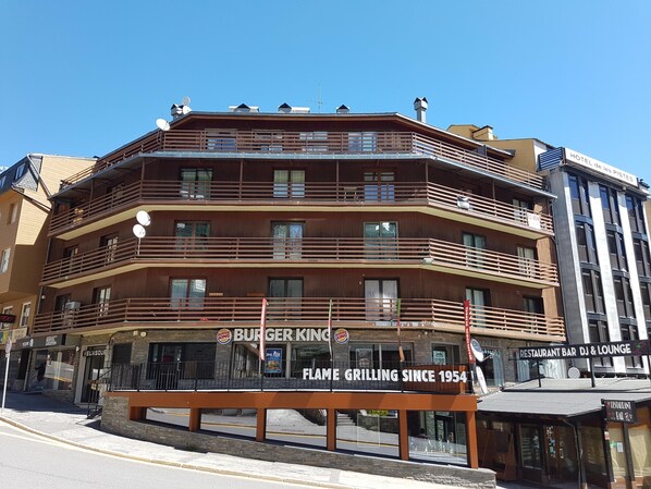 المنشأة من الخارج