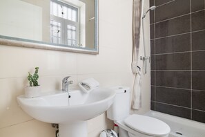 Douche, sèche-cheveux, serviettes fournies