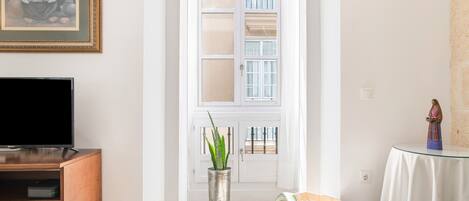 Télévision, lecteur de DVD, chaîne hi-fi