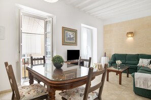 TV, DVD player, stereo - Alojamientos Cadiz Sol – privileged location, with balcony and close to the beach (Cádiz)