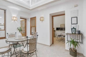 Dining - Alojamientos Cadiz Sol – Central Apartment near the Beach with Interior Patio (Cádiz)