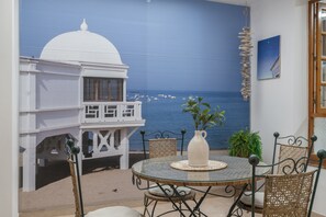 Outdoor dining - Alojamientos Cadiz Sol – Central Apartment near the Beach with Interior Patio (Cádiz)