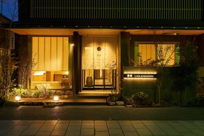 Front of property – evening/night - Lian Kanazawa (Kanazawa)