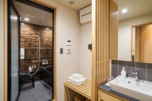 Baignoire et douche séparées, articles de toilette gratuits