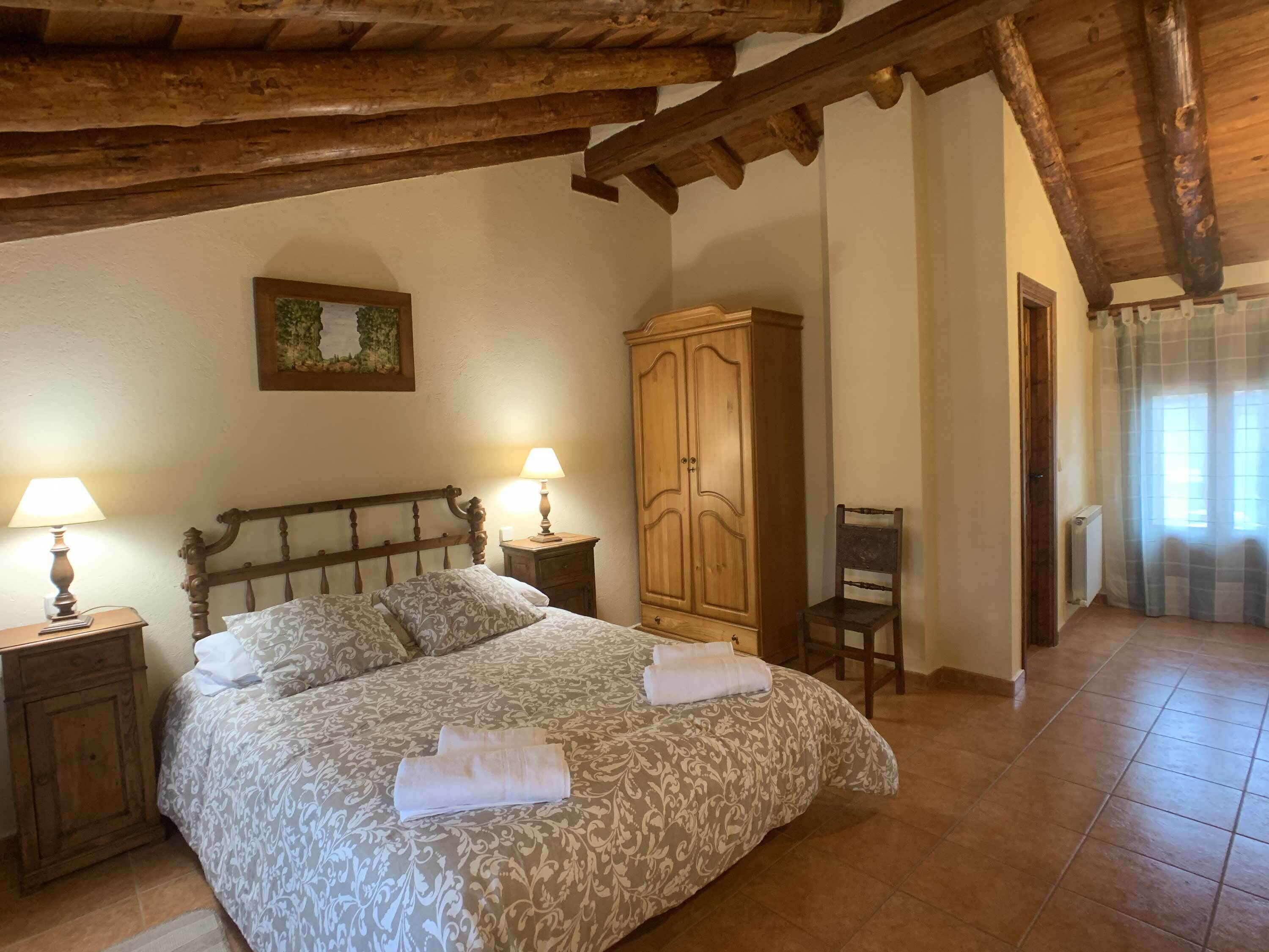 7 chambres, fer et planche à repasser, Wi-Fi, draps fournis