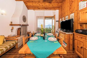 Dining - Cozy holiday apartment with balcony, lake view and Wi-Fi; parking available, pets allowed (San Zeno di Montagna)