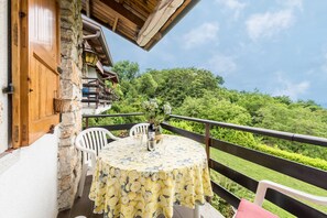 Outdoor dining - Cozy Apartment with Balcony, Lake View & Wi-Fi; Parking Available, Pets Welcome (San Zeno di Montagna)