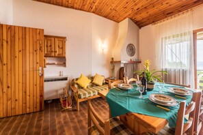 Dining - Cozy Apartment with Balcony, Lake View & Wi-Fi; Parking Available, Pets Welcome (San Zeno di Montagna)