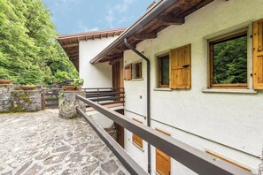 Property grounds - Cozy holiday apartment with balcony, lake view and Wi-Fi; parking available, pets allowed (San Zeno di Montagna)