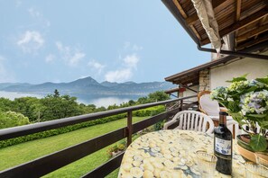 Outdoor dining - Cozy Apartment with Balcony, Lake View & Wi-Fi; Parking Available, Pets Welcome (San Zeno di Montagna)