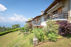 Exterior - Cozy Apartment with Balcony, Lake View & Wi-Fi; Parking Available, Pets Welcome (San Zeno di Montagna)