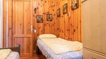 2 bedrooms, iron/ironing board, free WiFi, bed sheets