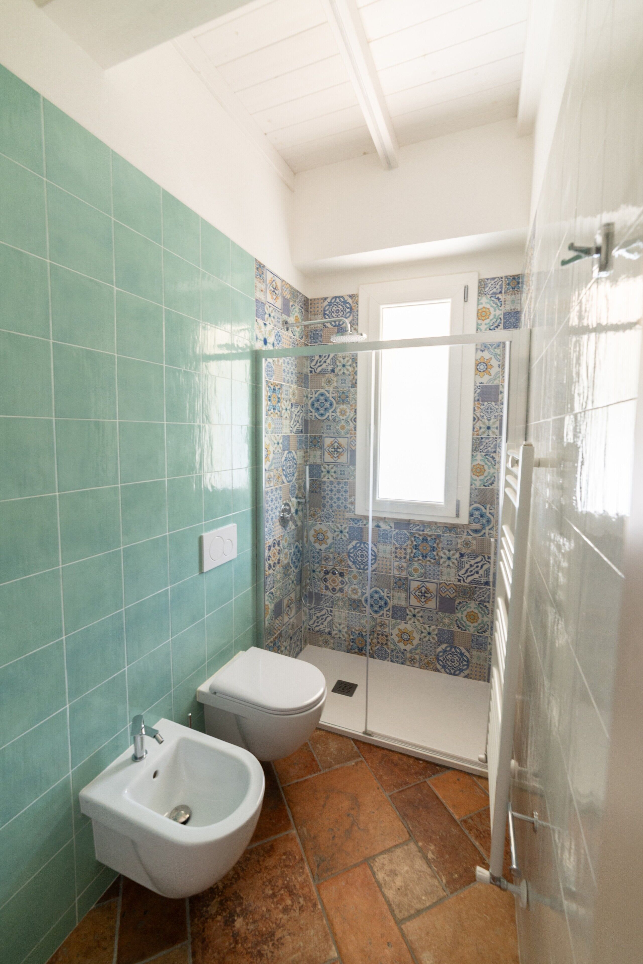Baignoire, sèche-cheveux, serviettes fournies