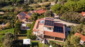 A residential area with houses, solar panels, and a view of the sea. - Apartment 'Il Rosmarino' with Sea View, Wi-Fi and Air Conditioning (Patresi)