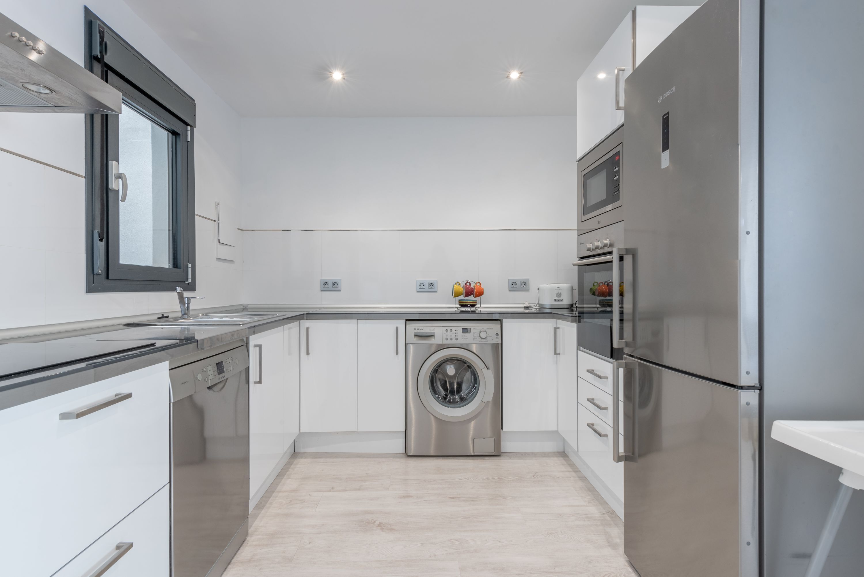 Køleskab, mikrobølgeovn, ovn, kogeplade