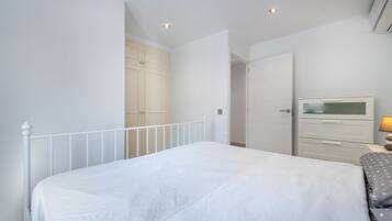 3 slaapkamers, een strijkplank/strijkijzer, gratis wifi, beddengoed