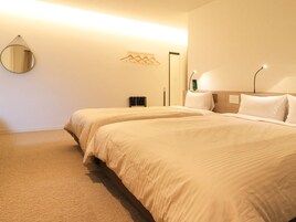 Habitación triple Deluxe, no fumadores | Ropa de cama de alta calidad, edredones de plumas, cortinas opacas