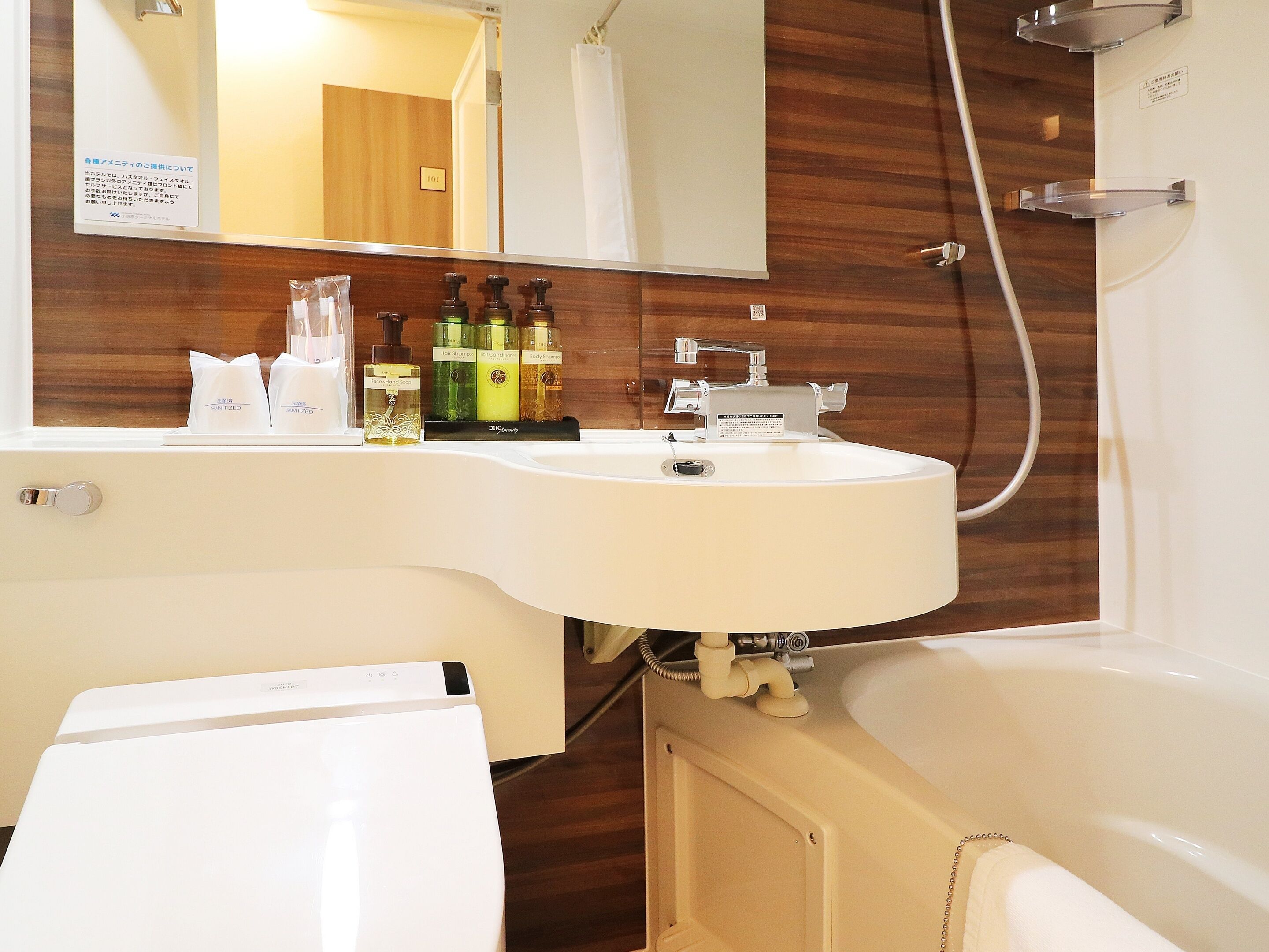 Combined shower/bathtub, free toiletries, hair dryer, slippers