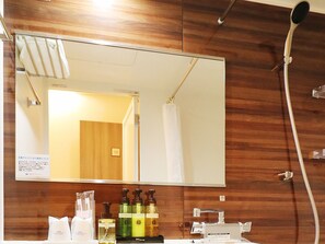 花灑/浴缸組合、免費梳洗用品、風筒、拖鞋
