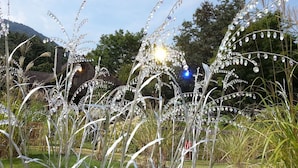 A garden with tall grasses and decorative lights. - Odawara Terminal Hotel (Odawara)
