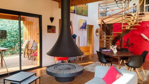 Un intérieur moderne avec une cheminée, des meubles en bois et un coin repas.