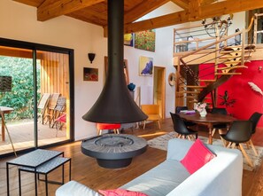 TV, fireplace - Homerez - House in Saint-Selve. (Saint-Selve)