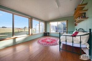 3 bedrooms, iron/ironing board, bed sheets