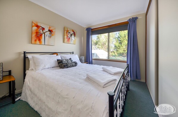 3 bedrooms, iron/ironing board, WiFi, bed sheets