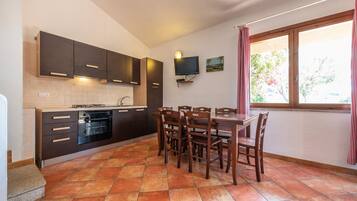 Fridge, oven, stovetop, cookware/dishes/utensils