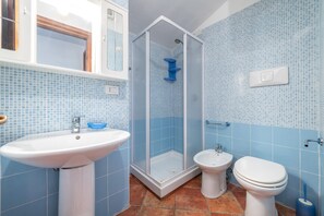 Shower, towels - Holiday home on the sea, immersed in nature – Accu is Prezzus E special (Villasimius)
