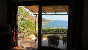 A room with a view of the sea, a pergola, and outdoor furniture. - Sea View House Near the Beach – Casa Accu is Prezzus F (Villasimius)