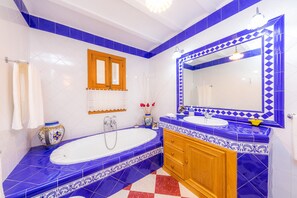 Bañera, secador de pelo, toallas