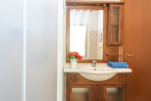 Bathtub, hair dryer, towels
