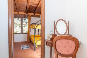 2 makuuhuonetta, silitysrauta/-lauta, ilmainen Wi-Fi, vuodevaatteet