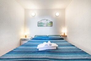 2 bedrooms, bed sheets