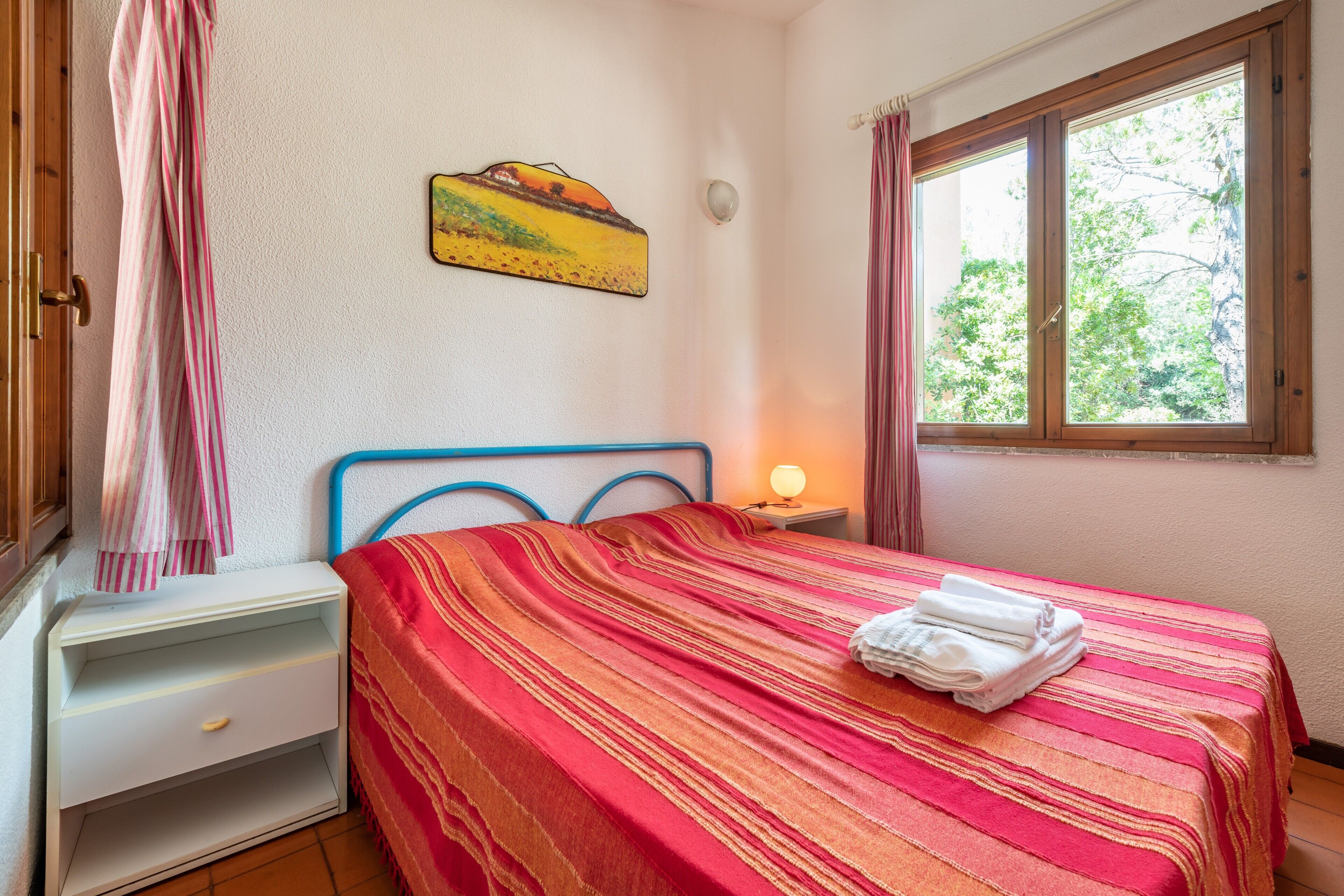 2 bedrooms, bed sheets