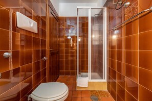 Een douche, handdoeken
