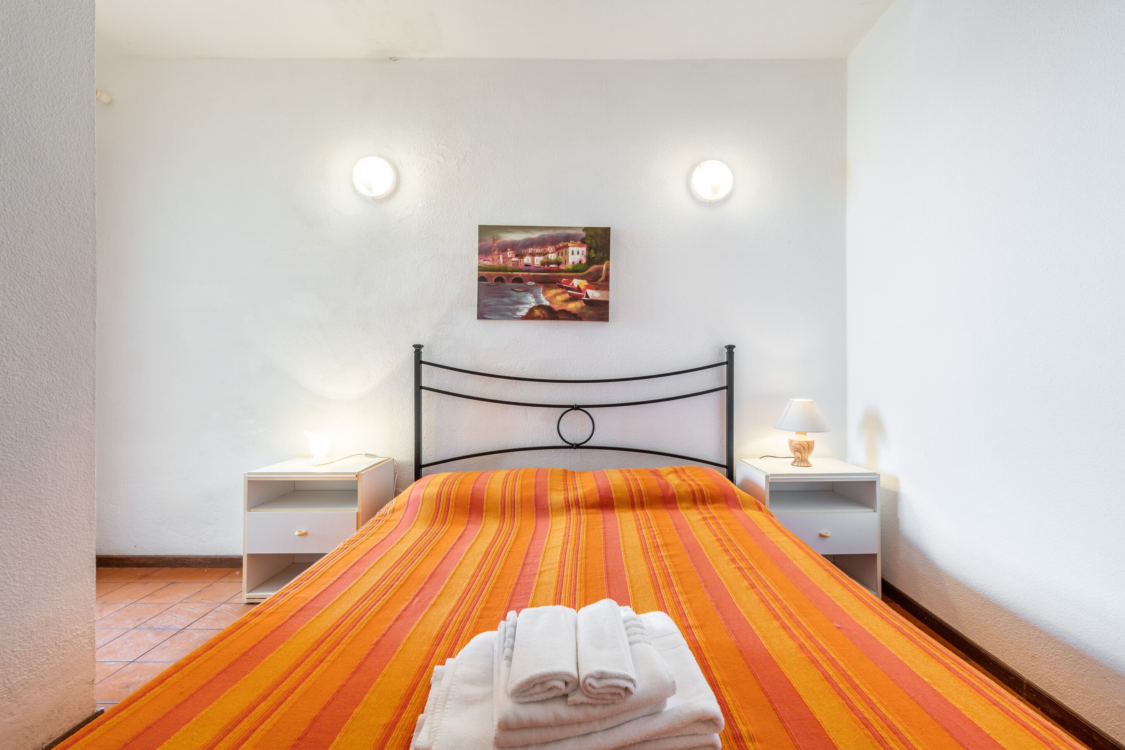 2 bedrooms, bed sheets