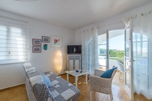 TV, ping pong - Beautiful Apartment with Wi-Fi, Pool, Terrace and Sea View (Arenal d'en Castell)